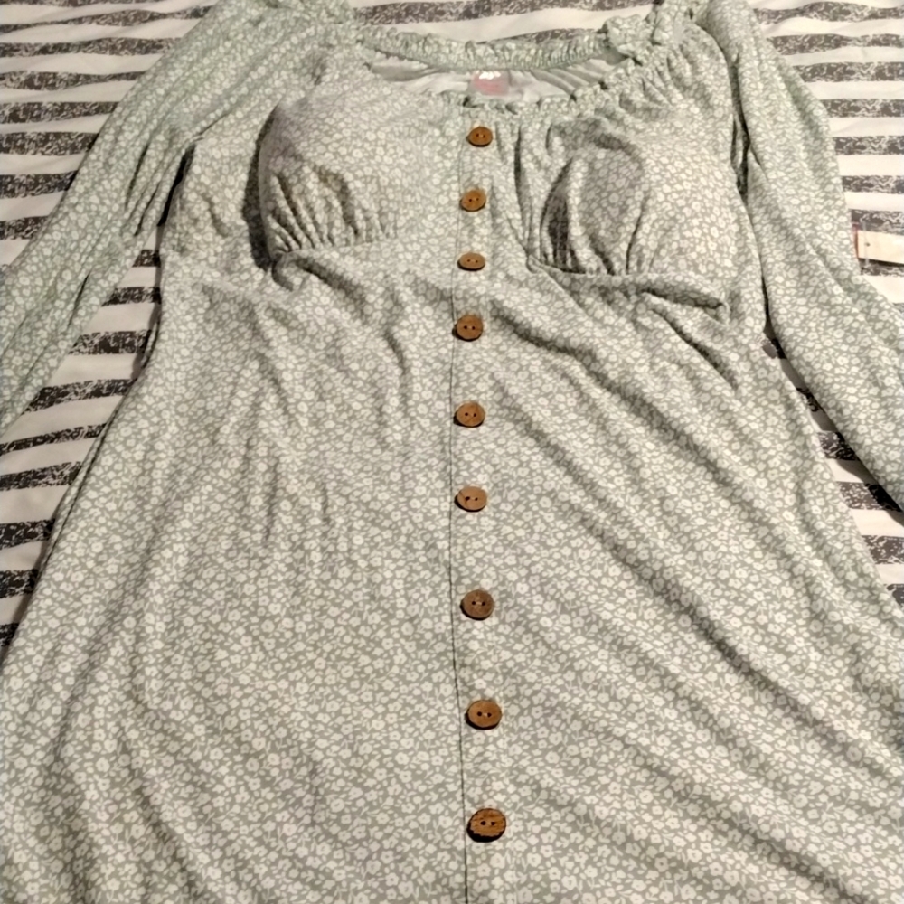 💚 Light Green long sleeve dress padded bra area